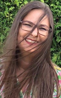 Michaela Sulzbacher grinst vom Winde verweht