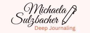 Das Logo: Michaela Sulzbacher in schwarzer, geschwungener Schrift, Deep Journaling in orange. Außerdem ein schwarzer Schreibstift.