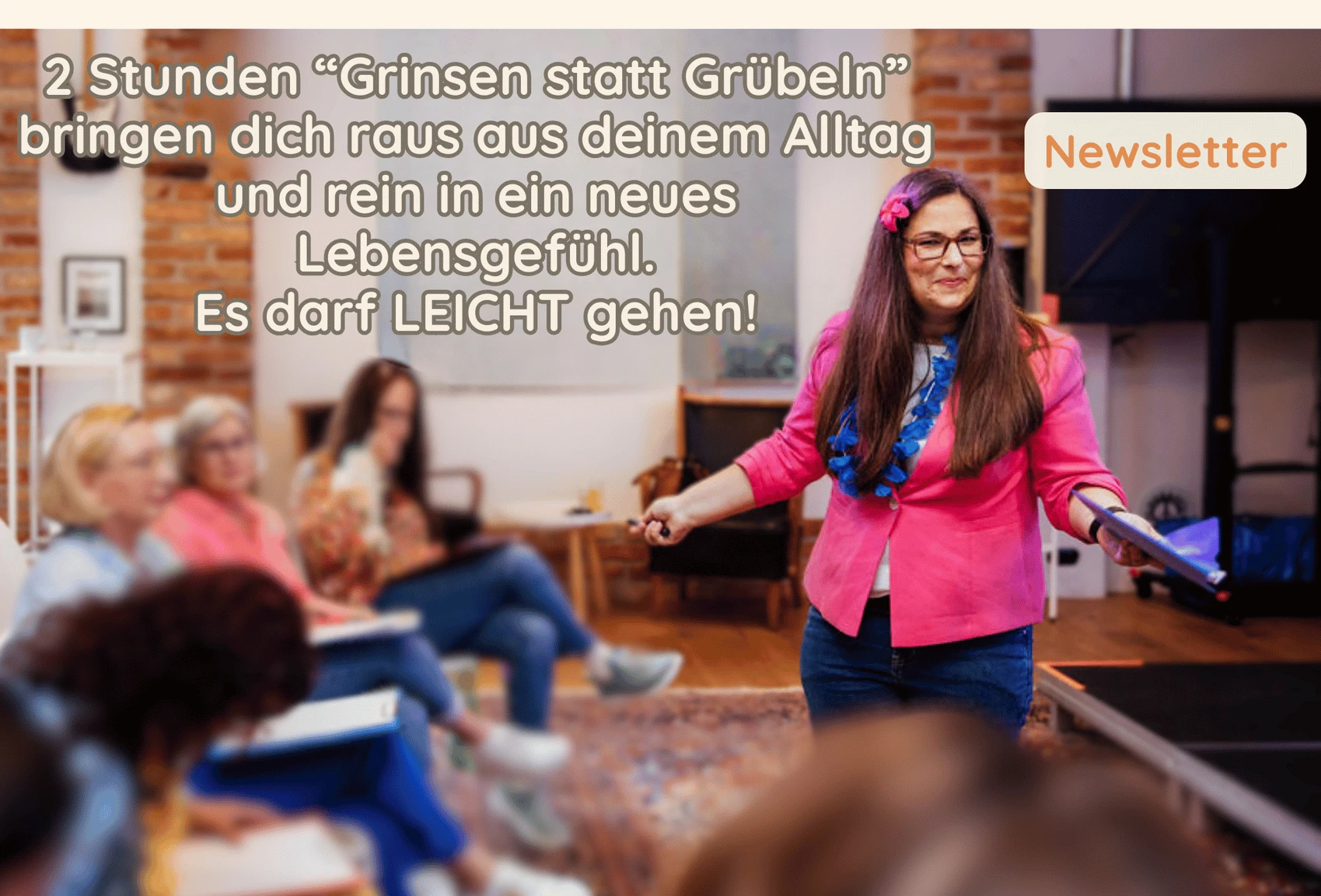 Michaela Sulzbacher leitet einen Workshop und grinst.