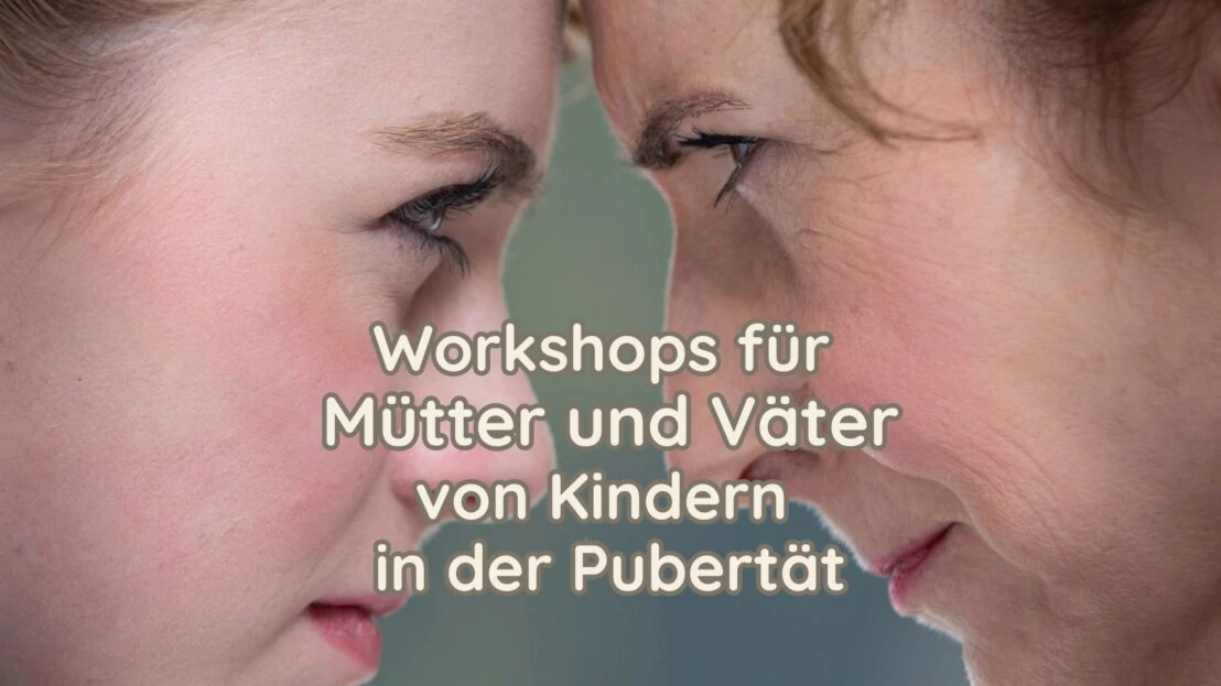 Mutter und Tochter, Stirn an Stirn, blicken sich herausfordernd in die Augen